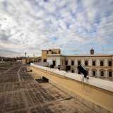 ...e raggiungiamo l�ampio terrazzo dell�edificio
